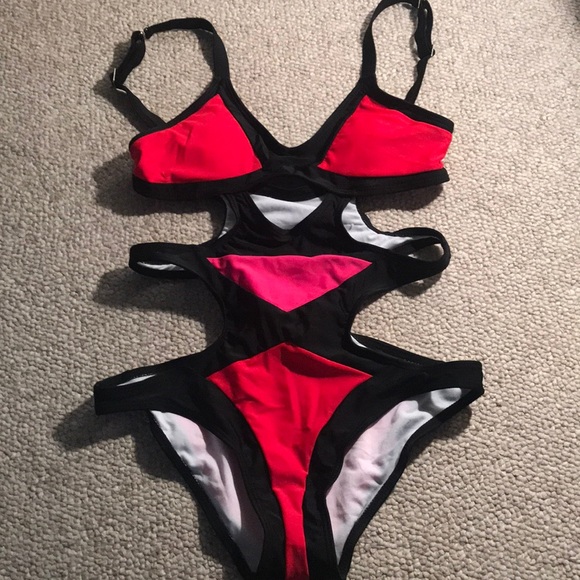 One piece strappy bathing suit - Picture 2 of 3